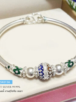 กำไลข้อมือเงินแท้ 99.9% งานสุโขทัย ลงยาสีน้ำเงิน แดง ตรงกลาง เล่นลายดอกพิกุล ด้านข้างสีเขียว ตะขอตัว S แบบเกี่ยว กำไลโปร่ง