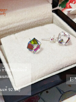 ต่างหูเงินแท้ คริสตัลแท้ สีจะหักเหไปตามแสงค่ะ เขียว ชมพู