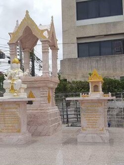 ศาลพระพรหมหินอ่อนชมพู ขนาดฐานกว้าง 126 ซม ยาว 126 ซม