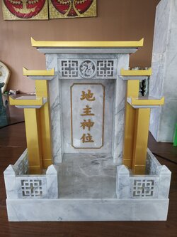 ศาลเจ้าที่หินอ่อนขาวเทาพ่นทองทรงโมเดิร์น ขนาด24นิ้ว 4เสา 5หลังคา