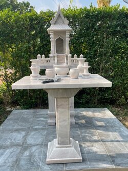 ศาลตายายหินอ่อนขาวเทา กว้าง55 ยาว70 ซม (พร้อมโต๊ะไหว้)