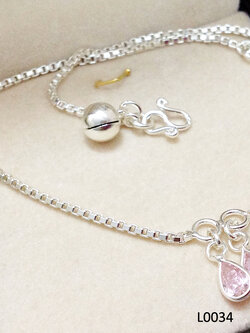 สร้อยข้อเท้าเงินแท้ ห้อยตุ้งติ้งพลอยสี สีชมพู (พร้อมกระดิ่งตรงตะขอ 1 ลูก) หนา 1.5 มิล