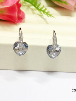 ต่างหูเงินแท้ 92.5% ประดับ คริสตัล CRYSTAL รูปหัวใจสีขาวใส ประดับเพชร cz แบบเกี่ยว