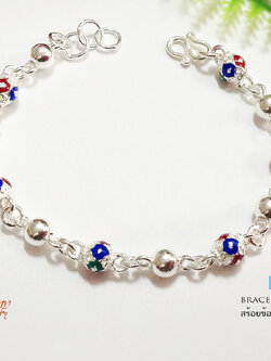 สร้อยข้อมือเงินแท้ 92.5% ร้อยเม็ดปะคำ งานลงยา สีน้ำเงิน เขียว แดง ลายดอกพิกุล ห้อยกระดิ่ง 1 ลูก
