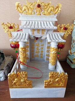 ศาลเจ้าที่หินอ่อนขาวพ่นทอง ขนาด 18นิ้ว (รุ่นโชคลาภ) 2เสา 3หลังคา