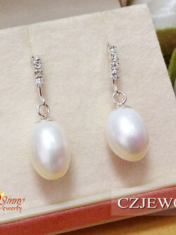 ต่างหูเงินแท้ มุกน้ำจืดแท้ ประดับเพชร cz 4 เม็ด ก้านเสียบแบบห่วงห้อย