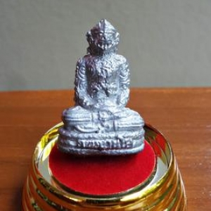 หนุมาน ปราบลงกา เนื้อปรอทผสมเงิน (ฐาน อุดบรรจุ ผงกระโหลกลิง กระดูกช้าง ฝังตะกรุด1ดอก) (มหาอุตแคล้วคลาดคงกระพัน+มหาเสน่ห์+เลื่อนตำแหน่ง) ปี2553 #รับประกันแท้ - หลวงพ่อเณร วัดทุ่งเศรษฐี