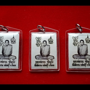 รูปถ่ายขาวดำย้อนยุคหลังสิงห์ ติดสายสิญจน์ จีวร หลวงพ่อกวย วัดโฆสิตาราม รุ่นมงคลถาวร ปี 2555 พร้อมเลี่ยม