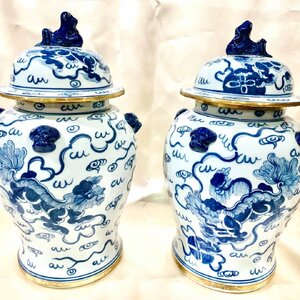 โถ กระเบื้องเซรามิกเบญจรงค์ลายคราม ลายจีนโบราณ ลายสิงโตจีน ฝังขอบทองเหลือง (สูง14นิ้ว)