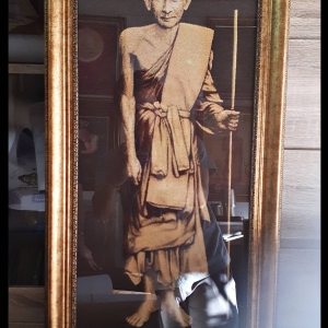 รูปภาพ เนื้อผ้า หลวงปู่ศุข วัดปากคลองมะข่ามเฒ่า ยืนถือไม่เท้า (พร้อมใส่กรอบ) ปี2561 #รับประกันแท้