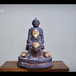 รูปหล่อ กุมารขี่ชะมด เนื้อโลหะ หลวงพ่อเอิบ วัดซุ้มกระต่าย