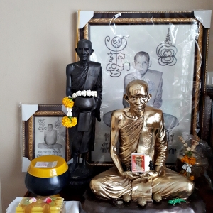 รูปหล่อ หลวงพ่อกวย วัดโฆสิตาราม(วัดบ้านแค) อุ้มบาตร (องค์ใหญ่ สูง20นิ้ว) ปี2556 #รับประกันแท้ - เนื้อโลหะทองเหลืองชนวนมวลสารรมดำ ใต้ฐานอุดมวลสาร