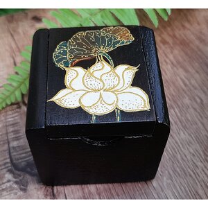 กล่อง หีบตลับกลัก เนื้อไม้สัก วาดลายดอกบัวขาว(งานฝีมือ) (ก4.5×ย5×ส4.5ซม) (ความหนาเนื้อไม้ 5มิล) - (ใส่เก็บของต่างหรือวัตถุมงคล แนวคลาสิคโบราณ วินเทจ Vintage แต่งบ้าน แต่งร้าน)