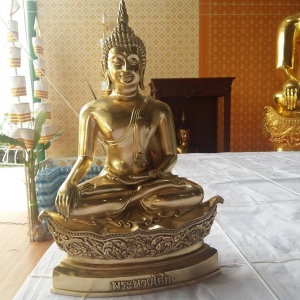 รูปหล่อ หลวงพ่อหายโศก(พระหายโศก) (ขนาดบูชา หน้าตัก9นิ้ว) เนื้อทองเหลืองปัดเงา ปี2561