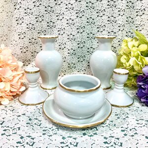 ชุดไหว้บูชา แจกัน-เชิงเทียน-กระถางธูป (เซ็ตครบชุด) -งานเซรามิกเบญจรงค์ สีขาวเคลือบเงา ขอบทองเหลือง(แจกันสูง6นิ้ว) - (ขายปลีก ขายส่ง)