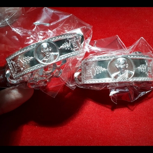 เลสข้อมือ หลวงพ่อกวย วัดโฆสิตาราม (วัดบ้านแค) จ.ชัยนาท (เนื้อเงินแท้ ขนาดน้ำหนัก 2บาท) ปี2562 #รับประกันแท้