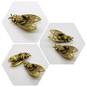 แมลงวันคำ ยอดเสน่ห์ เนื้อบรอนซ์ ชุบซาตินเหลือง ครูบาคำฝั้น วัดกอโชค และ ครูโต้ง สำนักพุทธคุณยันต์ล้านนา