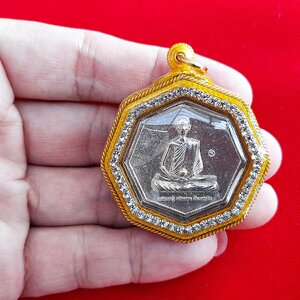 เหรียญ หลวงปู่ เดินหน อิเกสาโร เพรชยอดมงกุฎ หกเหลี่ยม ระงับโศก-รับโชคทุกทิศ เนื้อเงินแท้(ผสมทองคำและชนวนสัมฤทธิ์) ปี2565 #รับประกันแท้ (เลี่ยมกันน้ำล้อมเพรช) - จัดสร้างโดย ฅนขลังคลังวิชา