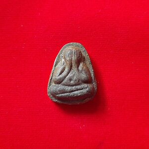 พระปิดตา หลัง ครึ่งองค์หลวงพ่อยงยุทธ เนื้อผง (แก่มวลสาร หลวงพ่อแก้ว วัดเครือวัลย์) #รับประกันแท้และทัน - หลวงพ่อยงยุทธ วัดเขาไม้แดง จ.ชลบุรี