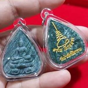 พระหยกเขียว พิมพ์ใบบัวทรงหยดน้ำอุดมสมบูรณ์ สีเขียวเหนี่ยวทรัพย์ (แกะสลักจากหยกอิตาลี ที่เหลือการแกะสลักพระประธาน) - พระอาจารย์ณริชธันร์อรุโณ (พระครูสังฆรักษ์) วัดป่าภัทรปิยาราม จ.ลพบุรี