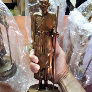 รูปหล่อ หลวงปู่ศุข วัดปากคลองมะข่ามเฒ่า ยืนถือไม้เท้า (สูง12นิ้ว ฐาน5นิ้ว) พิธีใหญ่ ปี2558 เนื้อโลหะชนวน (ชนวนมวลสารเก่าผสมทองคำ)