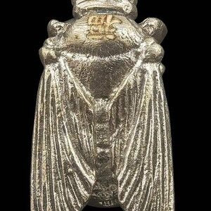 แมลงภู่ เนื้อปรอทกายสิทธิ์ #รับประกันแท้ - หลวงปู่อุดมทรัพย์(พระอาจารย์จ่อย) วัดเวฬุวัน จ.ศรีสระเกษ จัดสร้างและดำเนินการปลุกเสก