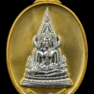 เหรียญพระพุทธชินราช หลังท้าวเวสสุรวรรณ พระนารายณ์ทรงครุฑปี2560 (รูปไข่หน้ากากเงิน) รุ่นฉลองสมโภชพระพุทธชินราช660ปี