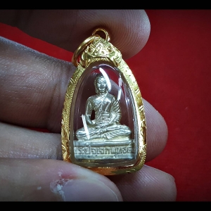 รูปหล่อ พระปัจเจกพระพุทธเจ้า เนื้อเงินแท้ รุ่นแรก ปี2550 (ขนาด ห้อยคอ ลอยองค์ 1ซม เลี่ยมกันน้ำ พร้อมกรอบทองคำแท้ ) - หลวงพ่อเล็ก วัดท่าขนุน