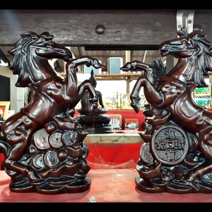 รูปปั้น ม้า บน กองเงินกองทอง (สูง15ซม กว้าง17ซม)