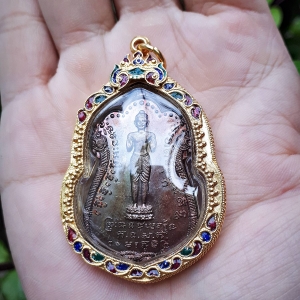 เหรียญพระปางห้ามสมุทร หลังนารายณ์ทรงหนุมาน ปี2526 (พร้อมเลี่ยมกรอบเงินชุบทอง ลงยาสุโขทัย) (รับประกันแท้และทัน) - หลวงปู่สรวง(เทวดาเล่นดิน) หลวงพ่อสร้อย ปลุกเสก ออกวัดเลียบราษร์บำรุง