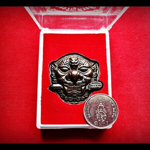 เหรียญ เสือคาบดาบ (พุทธคุณอานุภาพ แก้ฮวงจุ้ย กันชง แก้ชง ได้ทุกปีไม่ว่าจะปีใดก็ตาม) เนื้อนวะโลหะ(มีส่วนผสมของทองคำ) (น้ำหนักประมาณ2บาท) ปี2564 #รับประกันแท้