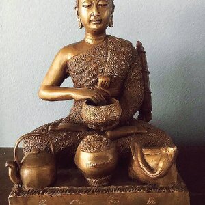 รูปหล่อ พระสีวลี จีวรลายดอกพิกุล นั่งจกบาตรมหาลาภ เนื้อทองเหลือง (หน้าตัก9นิ้ว ฐานกว้างลึก10นิ้ว สูง14นิ้ว)