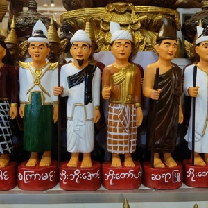 รูปหล่อ รูปปั้น รูปเหมือน พ่อครูสายยาแดง พ่อครูพม่า พ่อครูโพมินข่อง แกะสลักจากไม้สัก (สูง12นิ้ว) - (งานฝีมือ สั่งทำพรีออเดอร์ ตามคิวและระยะเวลา)