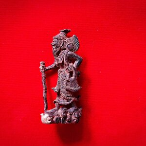 พ่อปู่ พระฤาษี เดินดง เหยียบเมฆ เนื้อไม้แกะสลักแก่นมะขาม(แก่นมะขาม คือ ดีที่สุดในการแกะพระฤาษี) (ขนาดสูง4.5ซม.) ปี2565 (จำนวนการสร้าง227องค์) #รับประกันแท้ - (พุทธคุณอานุภาพ มีอะไรขอท่านช่วยได้ทุกเรื่อง เพราะเป็นเจ้าของสรรพวิชาต่างๆ)