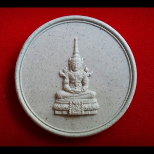 พระพุทธรูป ทรงเครื่องจักรพรรดิราช หลังอักษรมงคลจีน “ฮก” อักษรมงคลไทย “รวยหมื่นลี้ เศรษฐีหมื่นล้าน” พ่อครูพระอาจารย์ศิริพงศ์