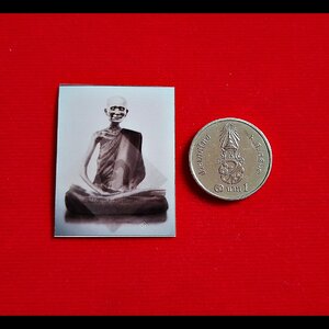 รูปภาพ หลวงปู่เดินหน อิเกสาโร(หลวงปู่เทพโลกอุดร) (ตอกโค็ด) หลังจีวร (ขนาดพกพา) ปี2563 #รับประกันแท้ - จัดสร้างโดย ฅนขลังคลังวิชา