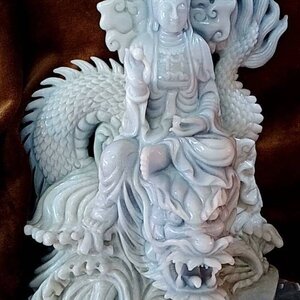 พระแม่เจ้าแม่กวนอิม ประทับมังกร แกะสลักจากเนื้อหินหยกขาวอมเทา (สูง22.5 กว้าง16นิ้ว)