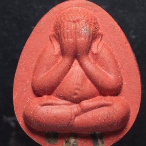 พระปิดตา มหาเศรษฐีเงินล้าน จัมโบ้ เนื้อผงวรรณะ สีแดง (ฝังตะกรุดจตุโรบังเกิดทรัพย์ 3ดอก) (รุ่นนี้ วางบูชาเงินก็เข้า) ปี2555 - หลวงพ่อเล็ก วัดท่าขนุน