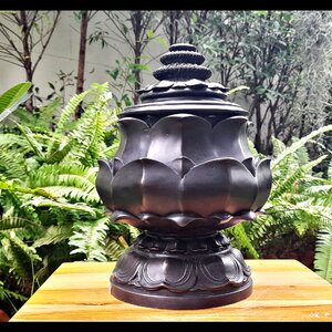 โถ้บาตร ทำน้ำมนต์ ทรงดอกบัวตูมใหญ่ เนื้อทองเหลือง สีดำ