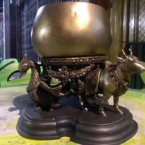 บาตรน้ำมนต์ (ฐาน พญาครุฑ พระโค พญาหงษ์) เนื้อทองเหลือง (ขนาด ความกว้างบาตร7นิ้ว กว้างฐาน10นิ้ว สูงรวมฐาน11นิ้ว)