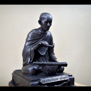 รูปหล่อ หลวงพ่อกวย วัดโฆสิตาราม(วัดบ้านแค) จ.ชัยนาท นั่งทำน้ำมนต์ เนื้อทองเหลือง ใต้ฐานอุดบรรจุชนวนมวลสารเก่าของหลวงพ่อกวย ปี2561 #รับประกันแท้ #สร้างและปลุกที่วัดโฆสิตารามโดยตรง