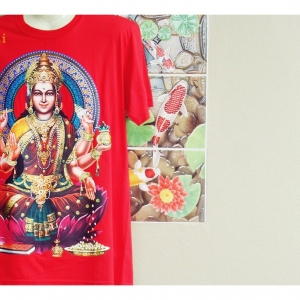 เสื้อยืด พระแม่ลักษมี สีแดง หลังอักษร โอม พระพิฆเนศ