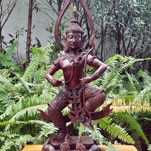 รูปหล่อ ท้าววิรูปักษ์ (อาวุธประจำกาย คันศรพญานาค+สังวารพญานาค ) ยืนประทับพญานาค (ผู้ปกครองและเป็นใหญ่ในเหล่าพญานาค มีบริวารเป็นเหล่าพญานาค) - (เทวดาระดับสูงชั้นจาตุมหาราชิกา มีตำแหน่งเป็น1ใน4 ของท้าวมหาราช) เนื้อทองเหลือง ผิวน้ำตาลเข้ม (ขนาดใหญ่ตั้งบูชา ส