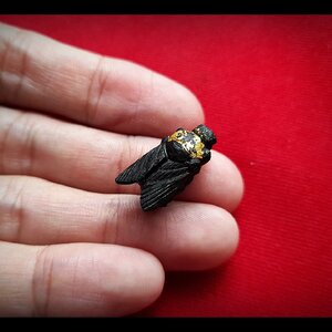 แมลงภู่ (แมงภู่ แมงบู๊) แกะสลัก เนื้อไม้งิ้วดำ (ฝั่งเข็มบรรจุด้วยปรอทป่าแท้) ปี2563