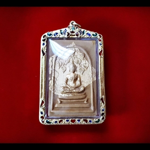 พระสมเด็จปรกโพธิ์ 9ใบ พิมพ์ใหญ่ หลังพระแม่ธรณี เนื้อผงอิธิเจแก่น้ำมัน (ชุดพิเศษ ชุดกรรมการ ปิดทองนำฤกษ์) หลวงพ่อกวย วัดโฆสิตาราม รุ่นแรงครู 2560 (พร้อมเลี่ยมกันน้ำ ใส่กรอบเงินแท้ ลาย หัวสิงห์ ลงยา ลายสุโขทัย ชุบทอง) #รับประกันแท้