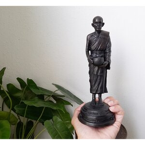 รูปหล่อ หลวงพ่อกวย วัดโฆสิตาราม(วัดบ้านแค) อุ้มบาตร ถือบาตร(มหาลาภ) (ขนาดบูชาสูง 9นิ้ว) เนื้อทองเหลืองโลหะ ฐานบรรจุมวลสารเก่าหลวงพ่อกวย ปี2561 งานกฐิน - #สร้างและปลุกเสกจากวัดโฆสิตาราม #รับประกันแท้