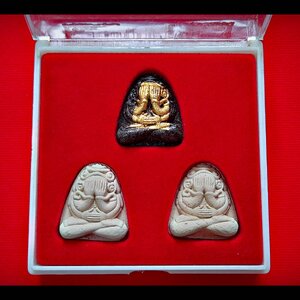 พระปิดตา มหาลาภ ยันต์ยุ่ง 4มือ หลังยันต์นะพรชัย (#ชุดรวม3องค์) ปี2542 เนื้อผง(รวมผงมวลสาร+เส้นผมเกศา+พลอยเสก เศษลูกแก้วสารพัดนึก) #รับประกันแท้และทัน - หลวงพ่อยุงยุทธ วัดเขาไม้แดง จ.ชลบุรี