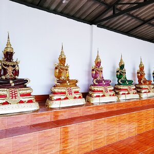 พระแก้วมรกต ปางพระจักรพรรดิ์ สีประจำวันเกิด7สี (ขนาดใหญ่) - (สีแดง สีเหลือง สีชมพู สีเขียว สีส้ม สีฟ้า สีม่วง)