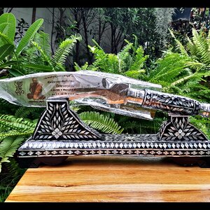 มีดหมอ (ตัดหวาย เล่มใหญ่ ขนาดตั้งบูชา) หลวงพ่อกวย วัดโฆสิตาราม ด้ามมุก พร้อมฐานมุก (ยาว9นิ้ว) ปี2562-2563 #รับประกันแท้ #ปลุกเสกวัดหนองแขม