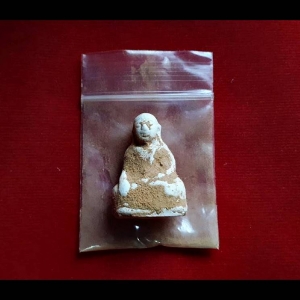 หลวงปู่ครูวังหน้า เนื้อผงก้นกรุวังหน้า (เนื้อผงมงคลอิทธิเจสายศิลปินสีขาวคลุกผงไม้ขื่อฝ้าเพดานพระอุโบสถบวรสถานสุทธาวาส (วัดพระแก้ววังหน้า)) - พ่อครูพระอาจารย์ศิริพงศ์